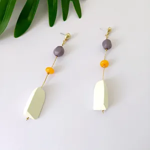 Pendientes de borla de resina con colgantes geométricos en morado, naranja y blanco