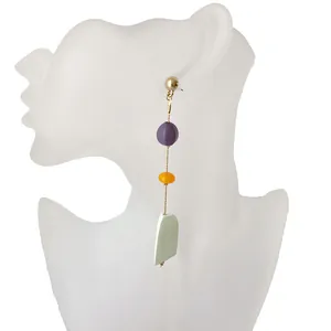 Pendientes largos con cuentas de resina de colores y colgante geométrico mate verde