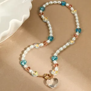 Collar de cuentas con colgante de corazón hecho de perlas falsas y cuentas talladas