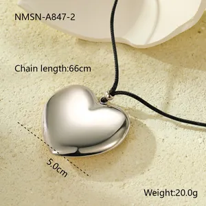 Detalle de colgante de corazón plateado con cadena de 66cm y medidas de 5,0cm de ancho