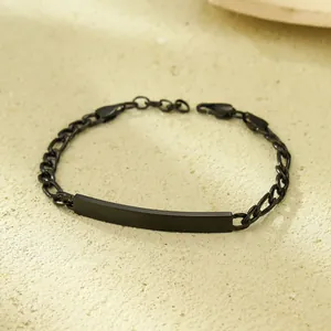 Détail du bracelet gourmette noir avec une plaque d'identification incurvée personnalisable