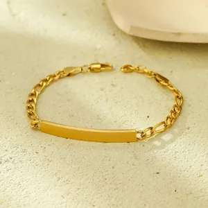 Vue détaillée du bracelet Figaro plaqué or 18K avec plaque incurvée pour la gravure