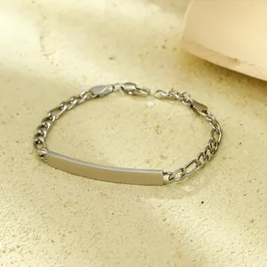 Détail du bracelet ID en acier inoxydable plaqué or 18 carats avec plaque polie