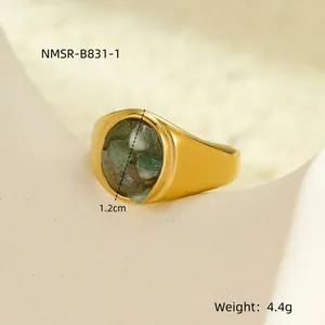 Detailopname van een 1,2 cm groene natuursteen op een vergulde stalen ring van 4,4 g