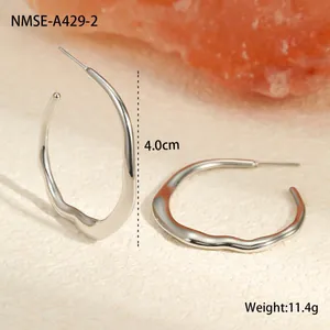 Minimalistische zilveren golvende oorringen van gepolijst titanium staal van 4,0 cm