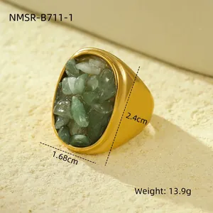 Close-up van een vintage goudkleurige ring met ingelegde groene natuursteen textuur