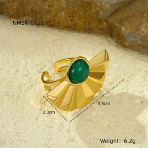 Detailweergave van verstelbare gouden ring met groene natuursteen en waaiervormig metaal