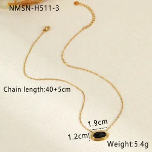 Detail van de ovale zwarte onyx hanger ketting met 18K vergulde stalen ketting maten