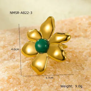 Macro-opname van gouden bloemring met groene steen en afmetingen 4,0cm bij 3,7cm