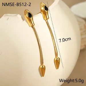 Détail d'une boucle d'oreille serpent dorée avec yeux en gemme noire et chaîne de 7,0 cm