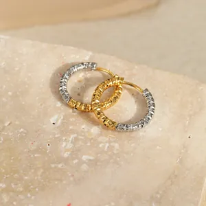 Zweifarbige Creolen aus Edelstahl in Gold und Silber mit strukturierter Rautenmusterung