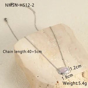 Detail van een roze ovale edelsteen hanger met facet geslepen op een roestvrijstalen ketting