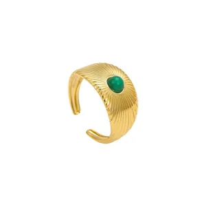 Verstelbare gouden roestvrijstalen ring met vintage textuur en groene natuursteen