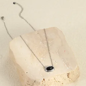 Detail van een geometrische zwarte onyx hanger met 18K vergulde roestvrijstalen ketting