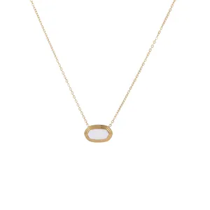 Detail van de 18K vergulde ovale hanger met witte inleg en getextureerde randen