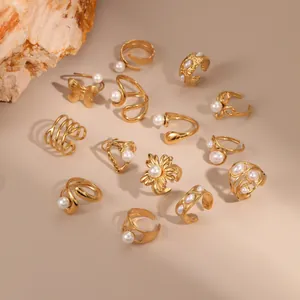 Set aus 13 vergoldeten offenen Ringen für Damen mit eleganten weißen Perlen und Blumenmotiven