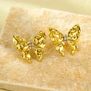 Goldene Schleifenohrringe aus Edelstahl mit Zirkonia-Steinen und Hammerschlag