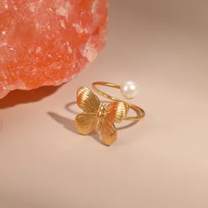 Eleganter 18K vergoldeter Ring mit Schmetterling und Perle im offenen Design