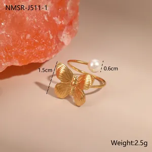 Detailansicht von Schmetterlingsmotiv und Perle auf einem 18K vergoldeten offenen Ring