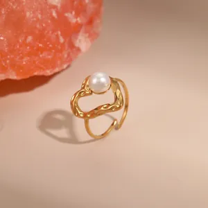 Verstellbarer 18K vergoldeter Edelstahlring mit Wellenherz und Perlenakzent