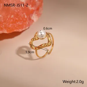 Detailansicht des 18K vergoldeten Herzrings mit 0,6 cm Perle und Hammerschlag-Optik
