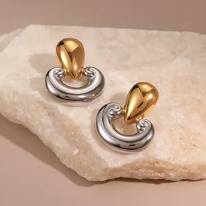 Pendientes bicolor de lujo con gota dorada y diseño de anillo en C de plata gruesa