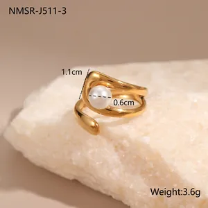 Makroaufnahme eines 18K vergoldeten Perlenrings mit 0,6 cm Perle auf Naturstein