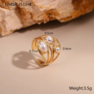 Makroaufnahme der 18K vergoldeten offenen Rings mit drei weißen Perlen in verschiedenen Größen
