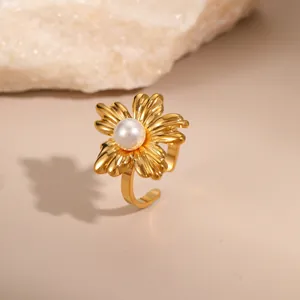 Makro-Detailansicht der 18K vergoldeten Blumenring mit weißer Perle und Rillen
