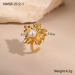 Detail eines 18K vergoldeten Blumenrings mit weißer Perle und verstellbarem offenem Band
