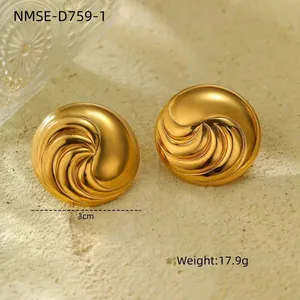 Detailansicht vergoldeter Creolen mit Spiralwellentextur und 3 cm Durchmesser in 18 Karat Gold