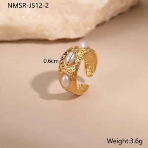 Detail eines 18K vergoldeten Hammerschlag-Rings mit drei weißen Perlen und Abmessungen