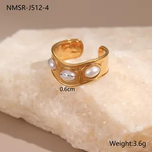 Detailaufnahme des 18K vergoldeten Rings mit drei ovalen Perlen und strukturierter Oberfläche