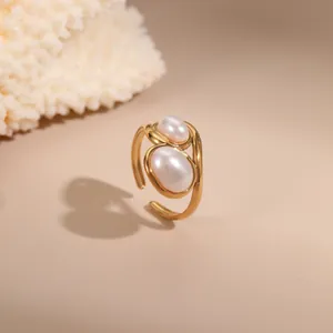 Detailansicht des 18K vergoldeten offenen Rings mit weißen ovalen Schmucksteinen