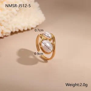 Detail eines 18K vergoldeten offenen Rings mit verschlungenem Design und Perlen
