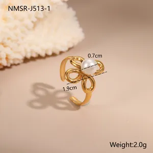 Detailansicht eines verstellbaren 18K Gold-Blütenrings mit 0,7 cm Perleneinlage