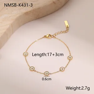 Detail van 18K gouden rvs armband met witte emaille bedeltjes en ingelegde zirkoon