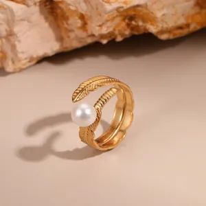 Detail eines 18K vergoldeten Federrings mit einer Perle und strukturierter Blattoptik