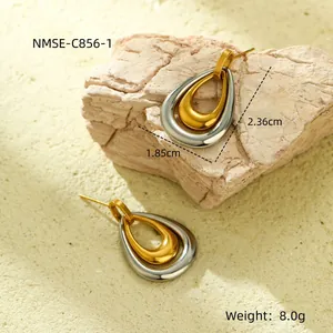 Λεπτομερής προβολή δίχρωμων σκουλαρικιών σε σχήμα C με μετρήσεις μεγέθους και βάρους