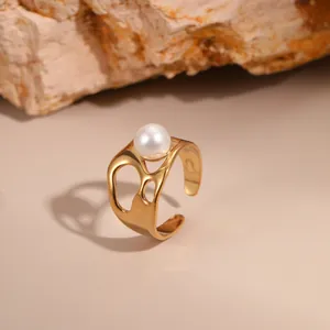 Detailansicht eines 18K vergoldeten offenen Rings mit weißer Perle und organischem Cutout