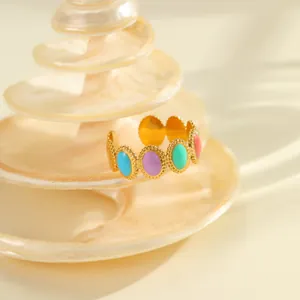 Bunter Emaille-Ring mit Blumenmuster in 18K vergoldetem Edelstahl auf einer Muschel