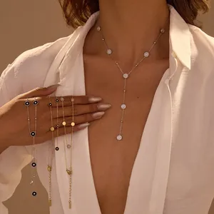 Minimalistische roestvrijstalen Y-vormige ketting met ronde hangers op een model