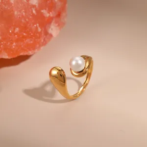 Detailansicht eines 18K vergoldeten Rings mit weißer Perle und tropfenförmigem Ende