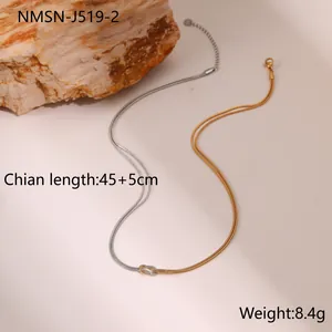 Detail van de minimalistische tweekleurige slangenketting met knoop van 45 plus 5cm