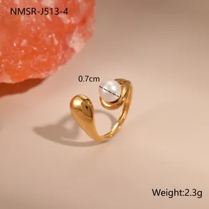 Detailansicht goldener offener Ring mit 0,7cm Perle und Gewichtsangabe 2,3g