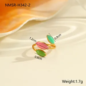 Makro-Detail von 18K vergoldetem Blumenring mit Maßen von 1,2 cm und 0,9 cm