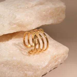 18K vergoldeter mehrlagiger Edelstahlring offen auf natürlichem Steinhintergrund