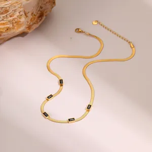 Collier chaîne serpent dorée avec cinq pierres noires rectangulaires et fermoir ajustable