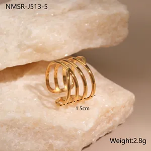 Nahaufnahme der vergoldeten mehrlagigen offenen Ring mit 1,5cm Breite auf Stein