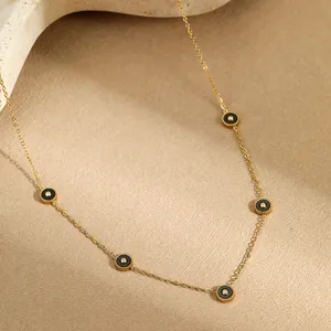 Elegante goudkleurige Y-ketting met vijf zwarte emaille hangers en fonkelende kristallen
